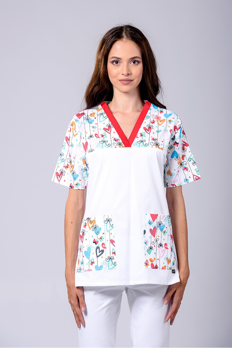 Bluză medicală damă cu decolteu în V și imprimeu cu inimioare - Colecții - Davido Design